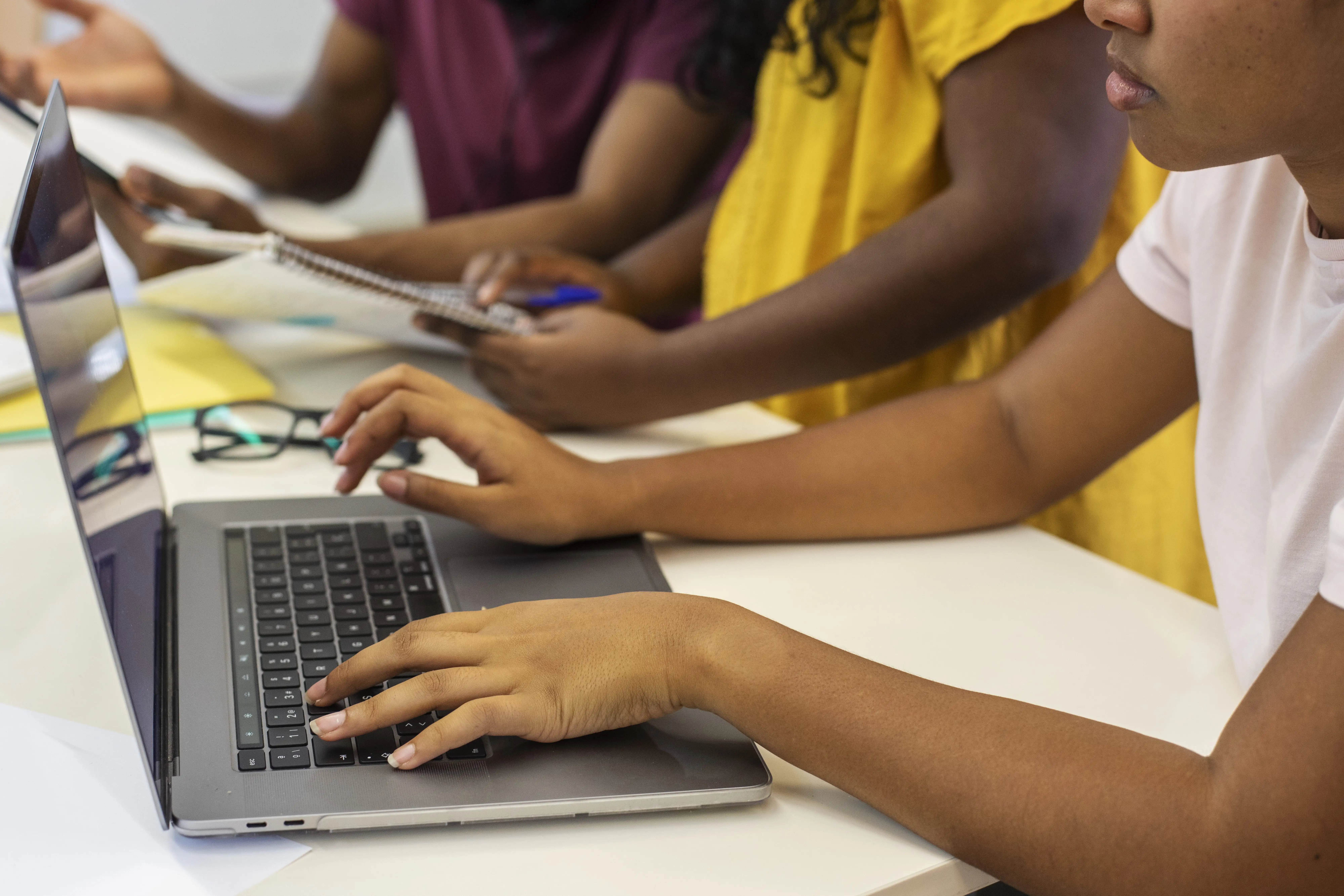 Crianças aprendendo com computadores